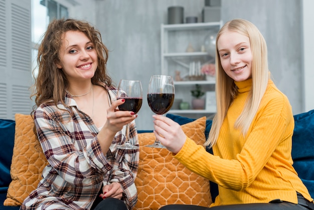 Amigas tomando una copa de vino