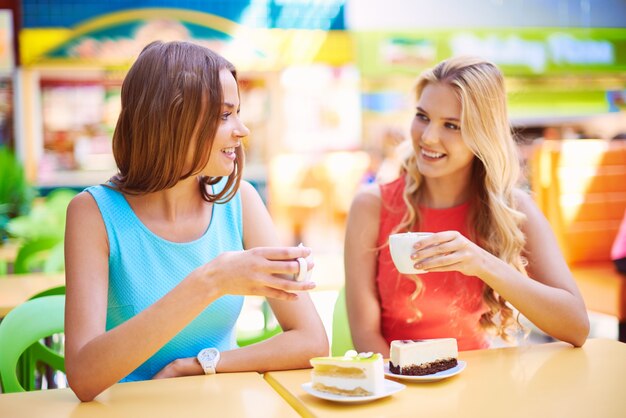 Amigas tomando una taza de té y un trozo de pastel