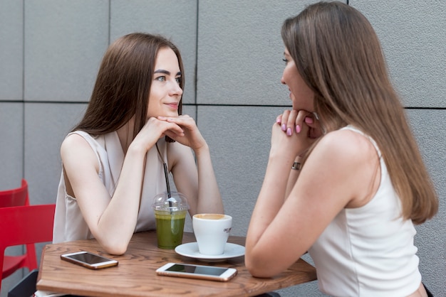 Amigas tomándose un café juntas