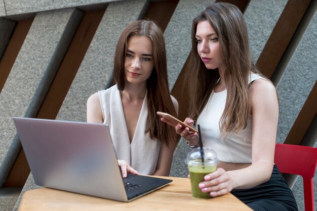 Amigas tomándose un café juntas