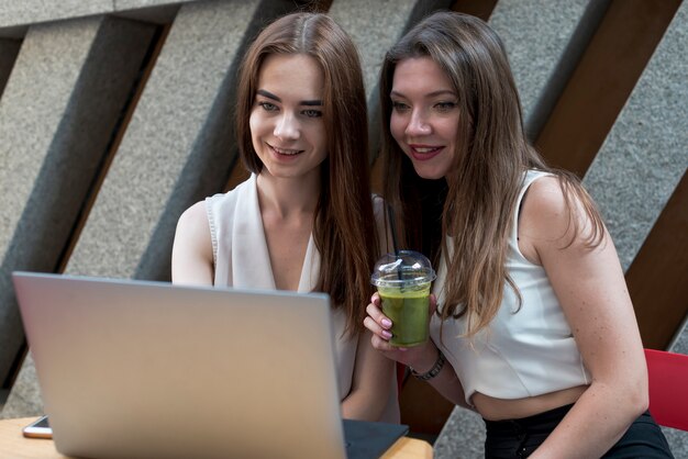 Amigas tomándose un café juntas