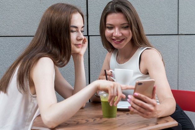 Amigas tomándose un café juntas