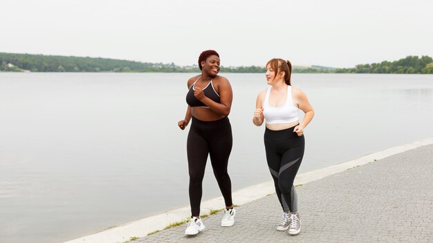 Amigas trotar juntos al aire libre