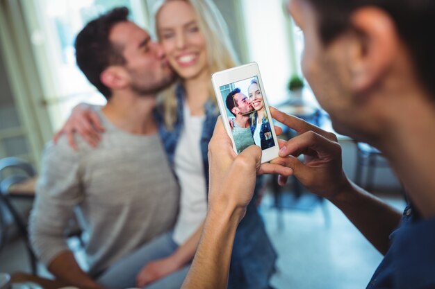 Amigo clic en las fotos de pareja de teléfono móvil