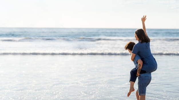 Foto gratuita amigos abrazándose a la orilla del mar