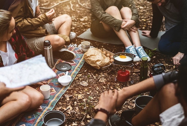 Foto gratuita amigos acampando en el bosque juntos
