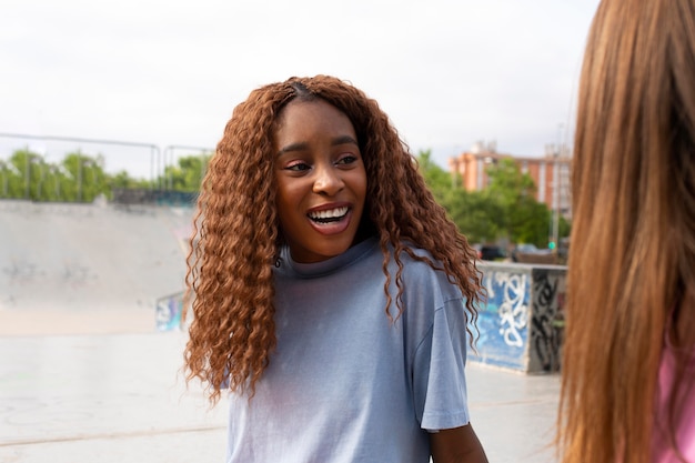 Foto gratuita amigos adolescentes al aire libre divirtiéndose juntos