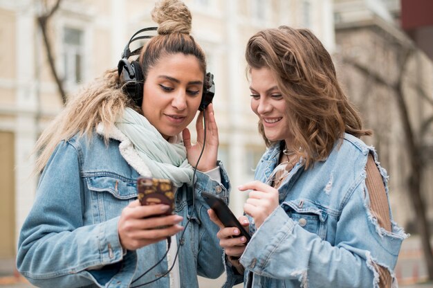 Amigos adolescentes compartiendo canciones al aire libre