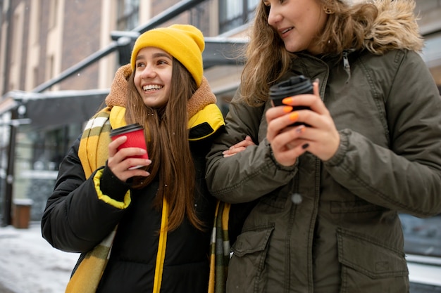 Foto gratuita amigos adolescentes divirtiéndose en invierno