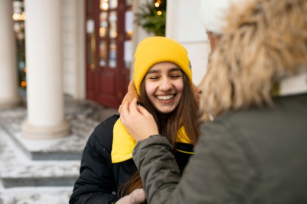 Amigos adolescentes divirtiéndose en invierno