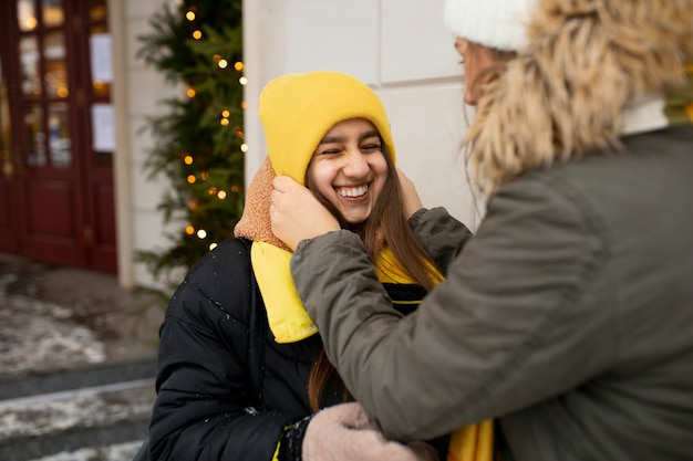 Foto gratuita amigos adolescentes divirtiéndose en invierno