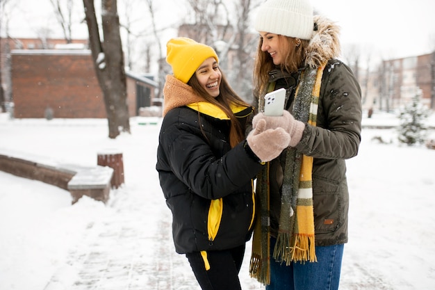Foto gratuita amigos adolescentes divirtiéndose en invierno