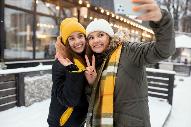 Amigos adolescentes divirtiéndose en invierno