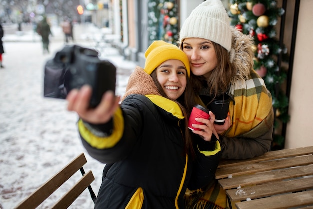 Amigos adolescentes divirtiéndose en invierno