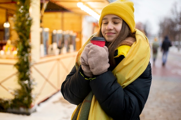 Amigos adolescentes divirtiéndose en invierno