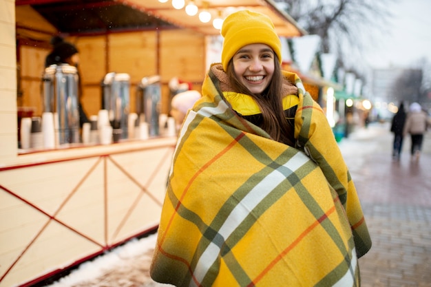 Amigos adolescentes divirtiéndose en invierno