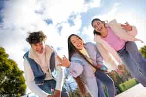 Foto gratuita amigos adolescentes divirtiéndose juntos