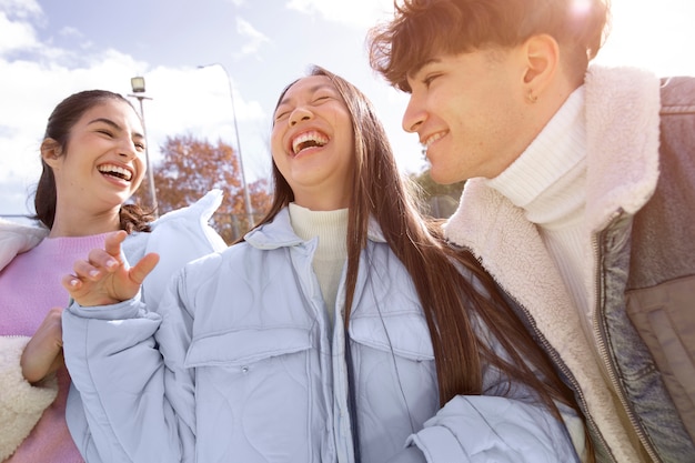 Amigos adolescentes divirtiéndose juntos