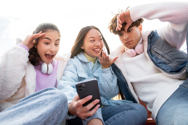 Amigos adolescentes divirtiéndose juntos