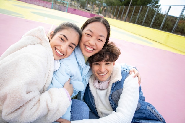 Amigos adolescentes divirtiéndose juntos