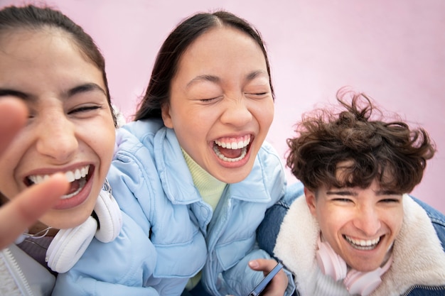 Amigos adolescentes divirtiéndose juntos