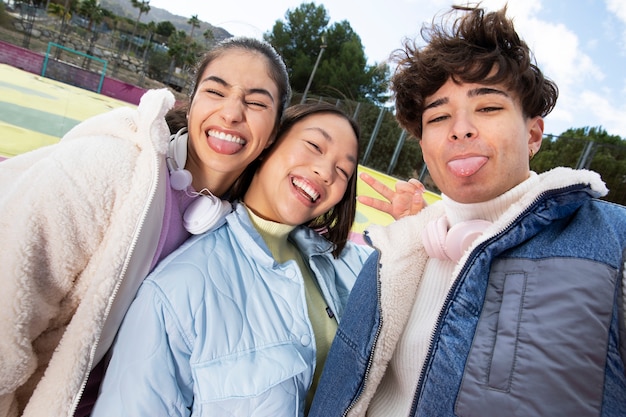 Amigos adolescentes divirtiéndose juntos