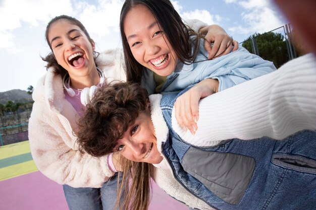 Amigos adolescentes divirtiéndose juntos