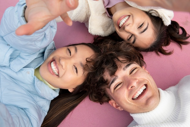 Foto gratuita amigos adolescentes divirtiéndose juntos