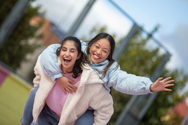 Amigos adolescentes divirtiéndose juntos