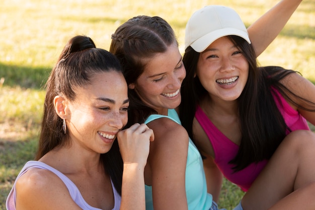 Amigos adolescentes divirtiéndose en el verano