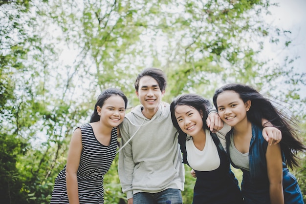 Amigos adolescentes felices sonriendo al aire libre en el parque