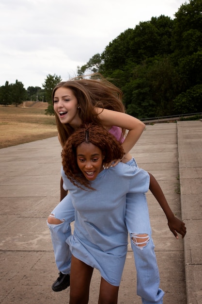 Foto gratuita amigos adolescentes pasar tiempo juntos al aire libre