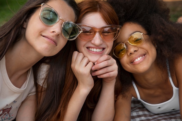 Foto gratuita amigos adolescentes pasar tiempo juntos