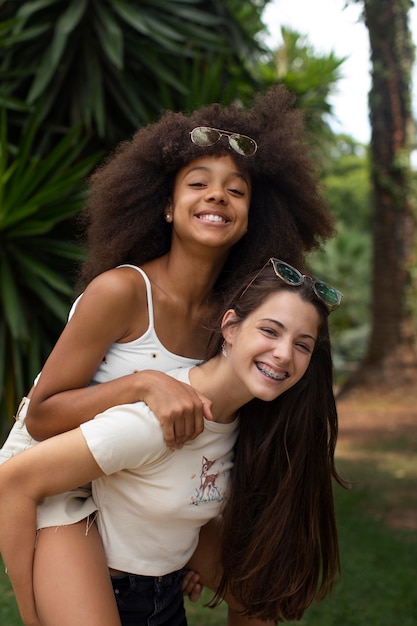 Amigos adolescentes pasar tiempo juntos