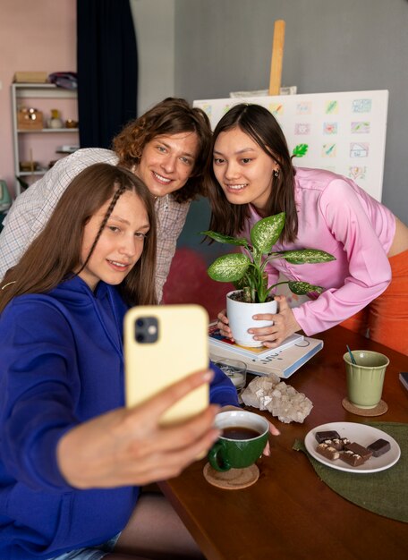 Amigos adolescentes de vista frontal tomando selfie