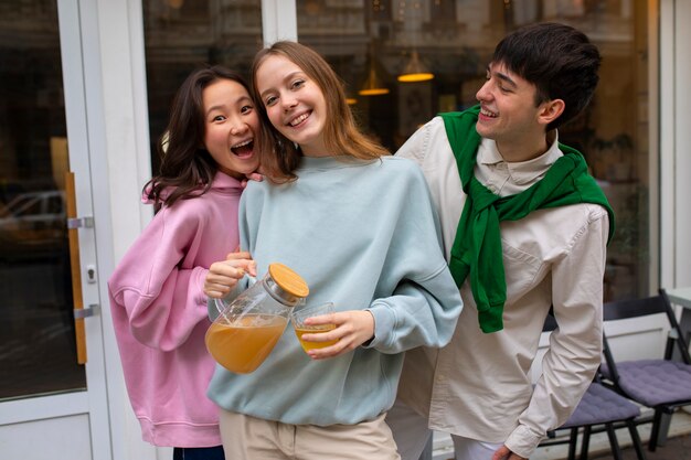 Amigos adultos bebiendo té de kombucha al aire libre