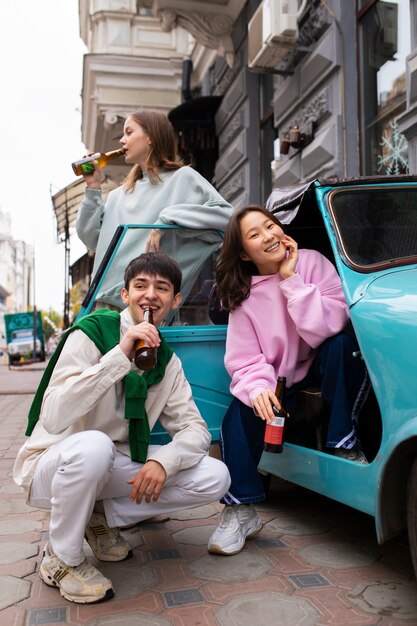 Amigos adultos bebiendo té de kombucha al aire libre