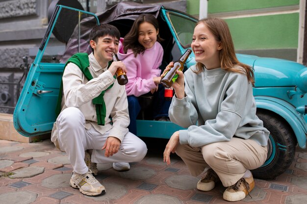 Amigos adultos bebiendo té de kombucha al aire libre