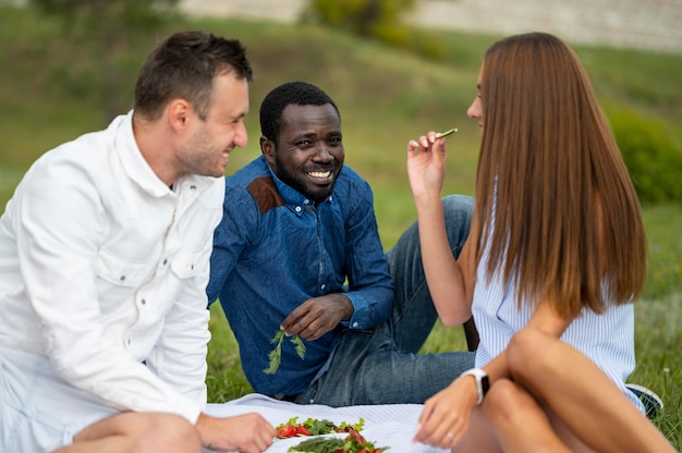 Amigos al aire libre sobre una manta