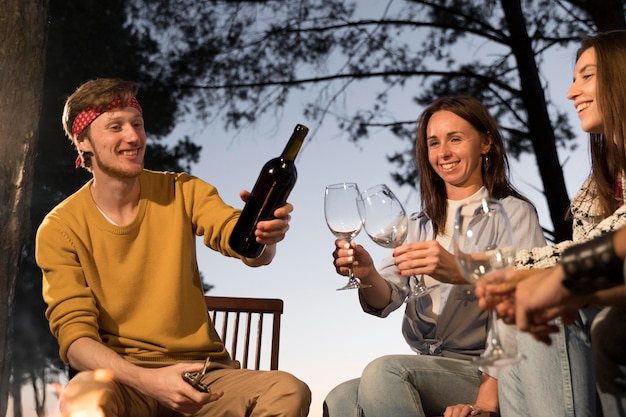 Amigos al atardecer tomando un poco de vino