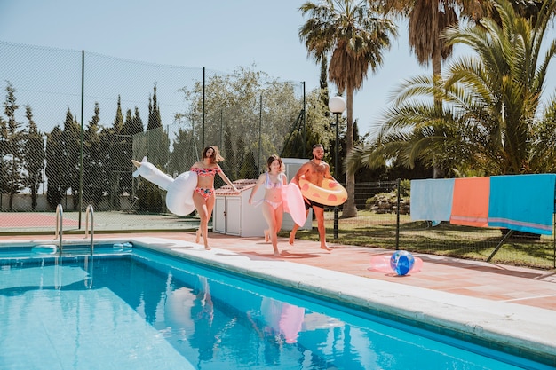 Amigos al lado de piscina