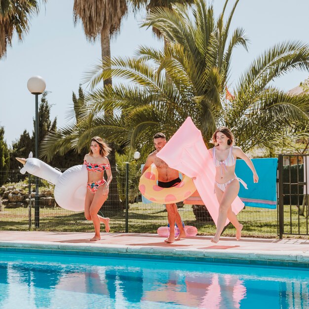 Amigos al lado de piscina