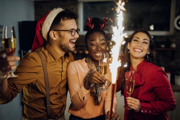 Foto gratuita amigos alegres bebiendo champán y divirtiéndose en la víspera de año nuevo en casa