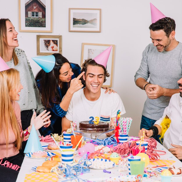 Amigos alegres celebrando una fiesta de cumpleaños