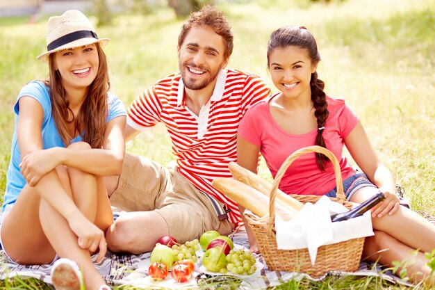 Amigos alegres en la naturaleza