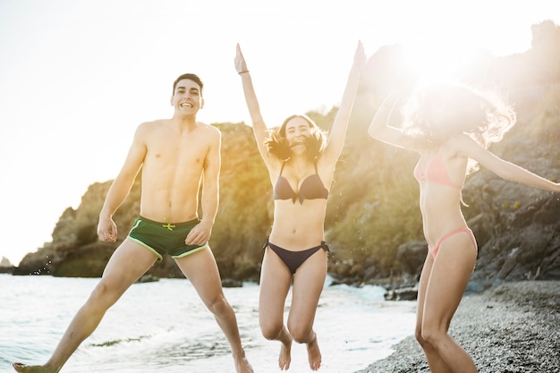 Amigos alegres en la playa