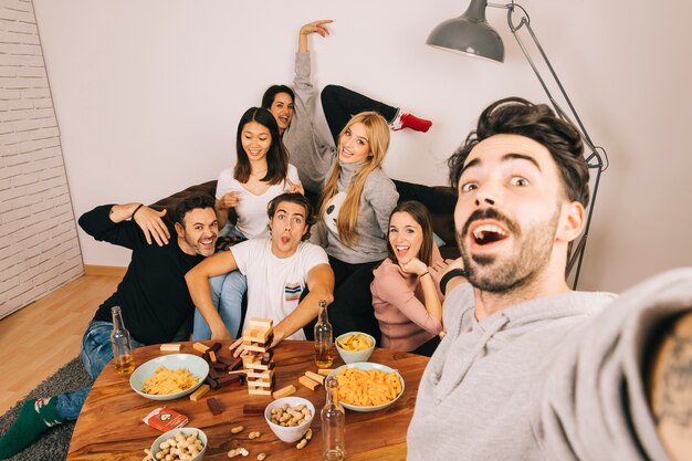 Amigos alegres posando para selfie