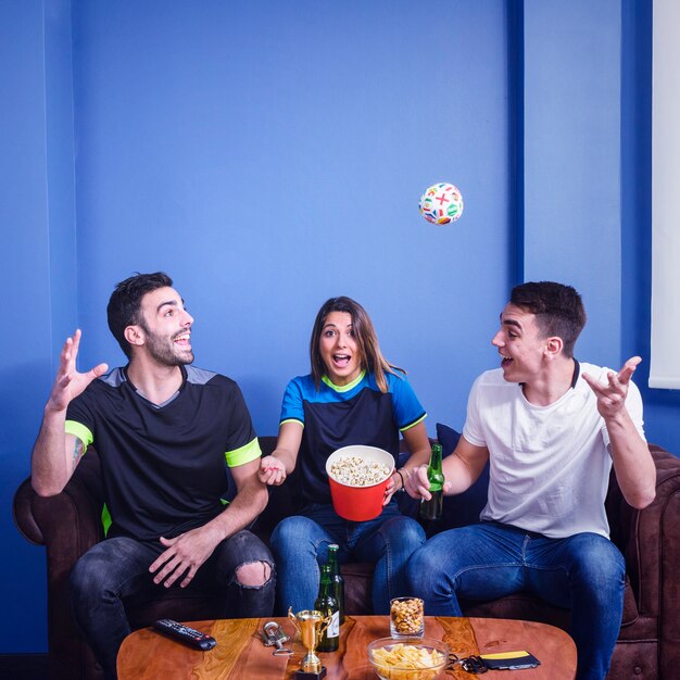 Amigos alegres viendo el fútbol