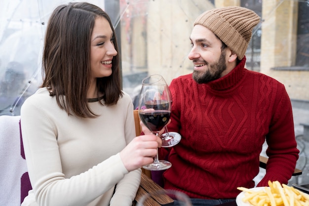 Amigos almorzando juntos con vino después de reunirse