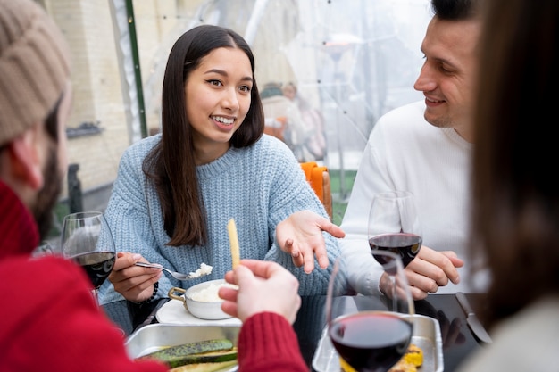 Amigos almorzando juntos con vino después de reunirse